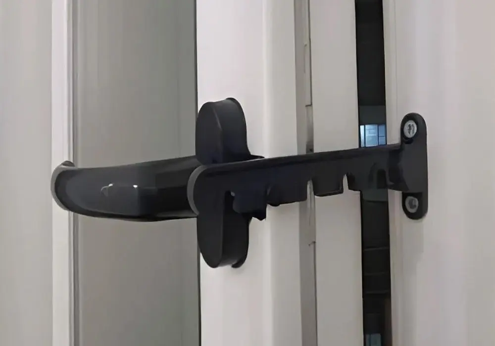 черная гребенка на окно