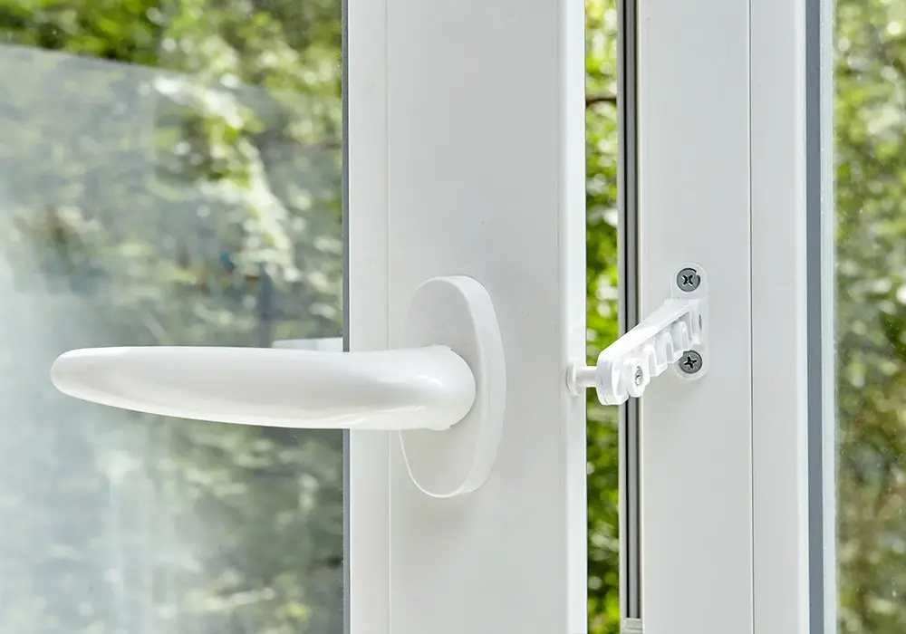 белый ограничитель на окно