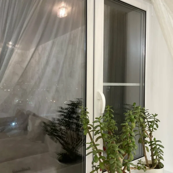 Остекление спальни профилем Рехау